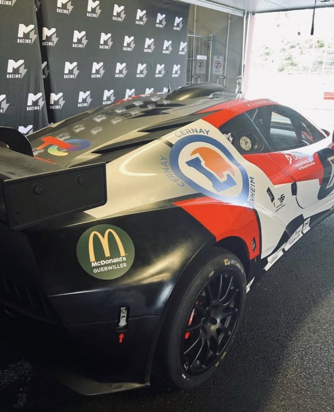GT de piste en décoration de compétition