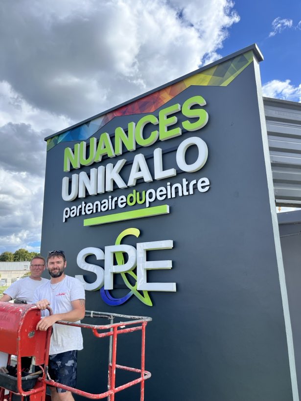 Pose de l'enseigne Unikalo en nacelle